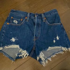 Levi denim shorts NEVER WORN. Size 25